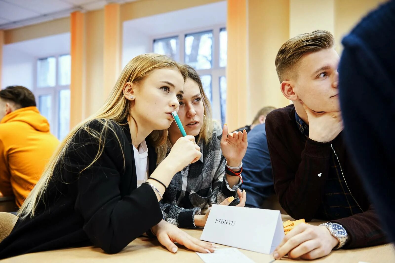 Студенты отмечают. Студенты делятся на. учитель на экзамене. преподаватели егэлэнд. сдавать экзамен преподавателю.