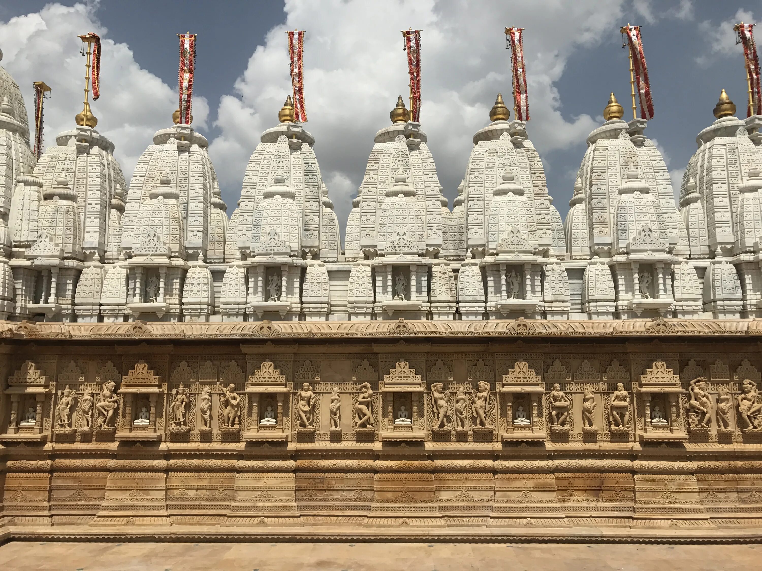 Temple 0. Джайнский храм, Калькутта,. Храм Паршванатх Индия. Луна Васахи джайнский храм. Шатрунджая храмовый комплекс.