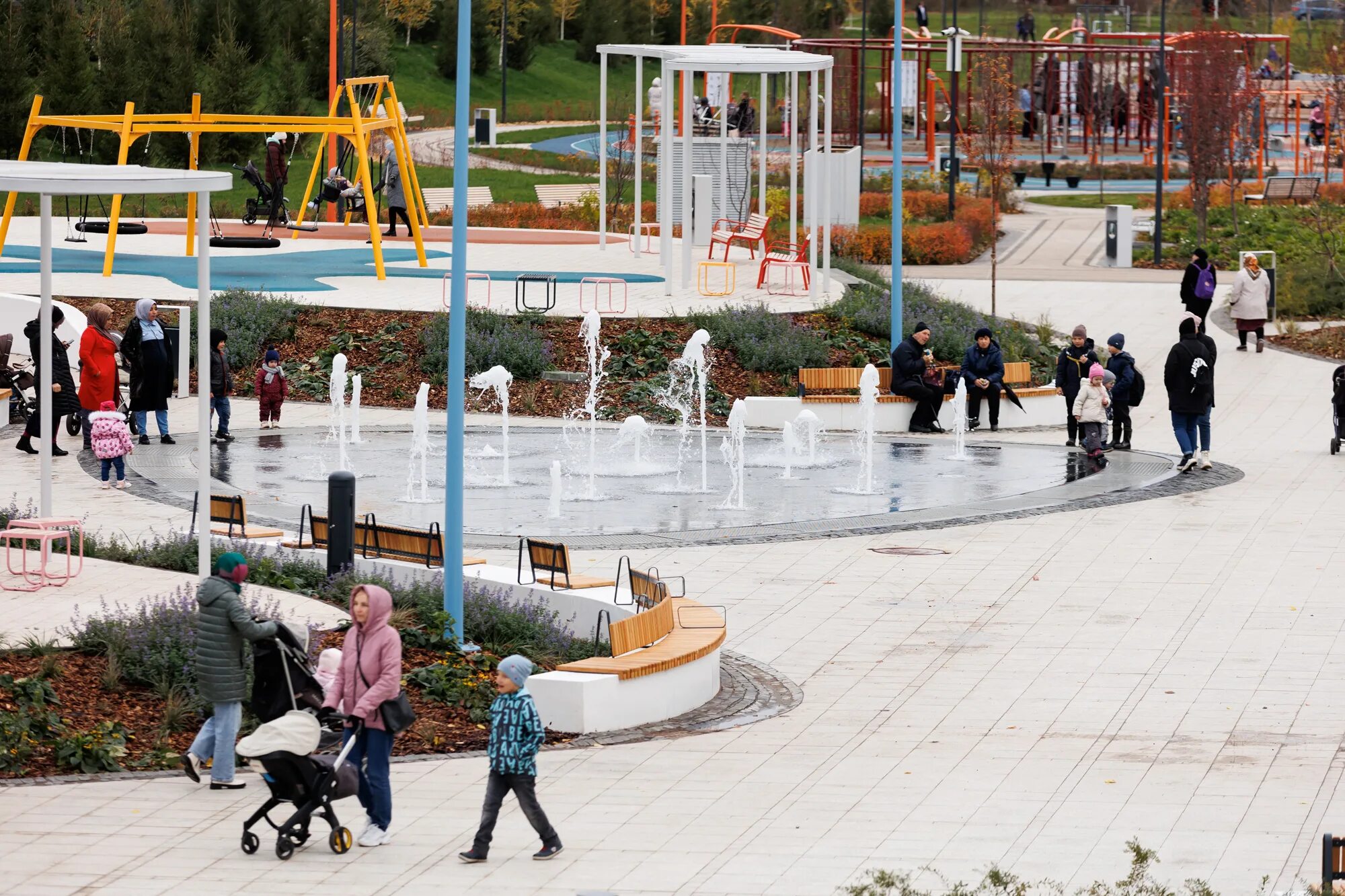 Парк аттракционов казань кырлай. Парк жк салават купере казань. Парк в салават купере 2. 7. Парк имени горького казань.