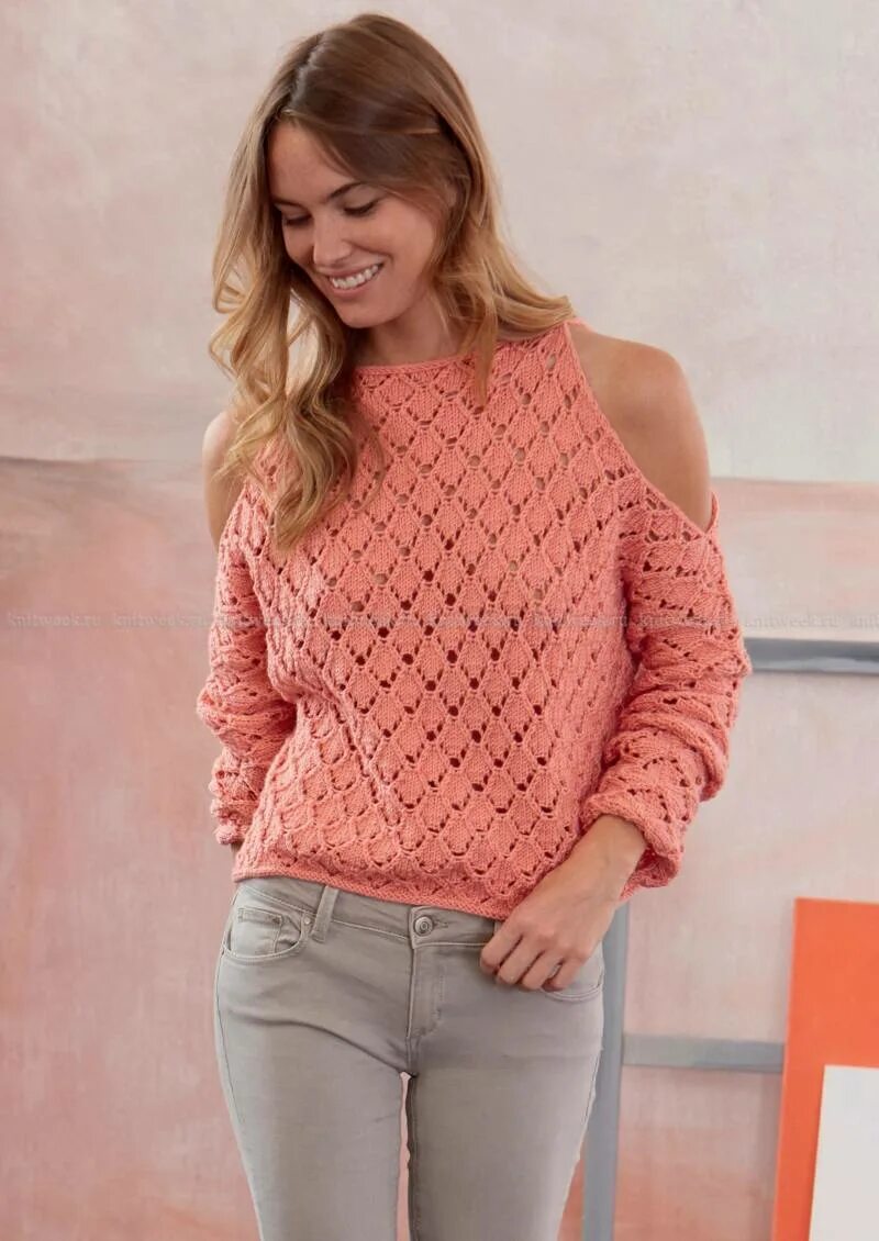 Свитер с косами женский. Свитер женский. Молодежные вязаные спицами. Молодежные вязаные кофты. Девушка в свитере.