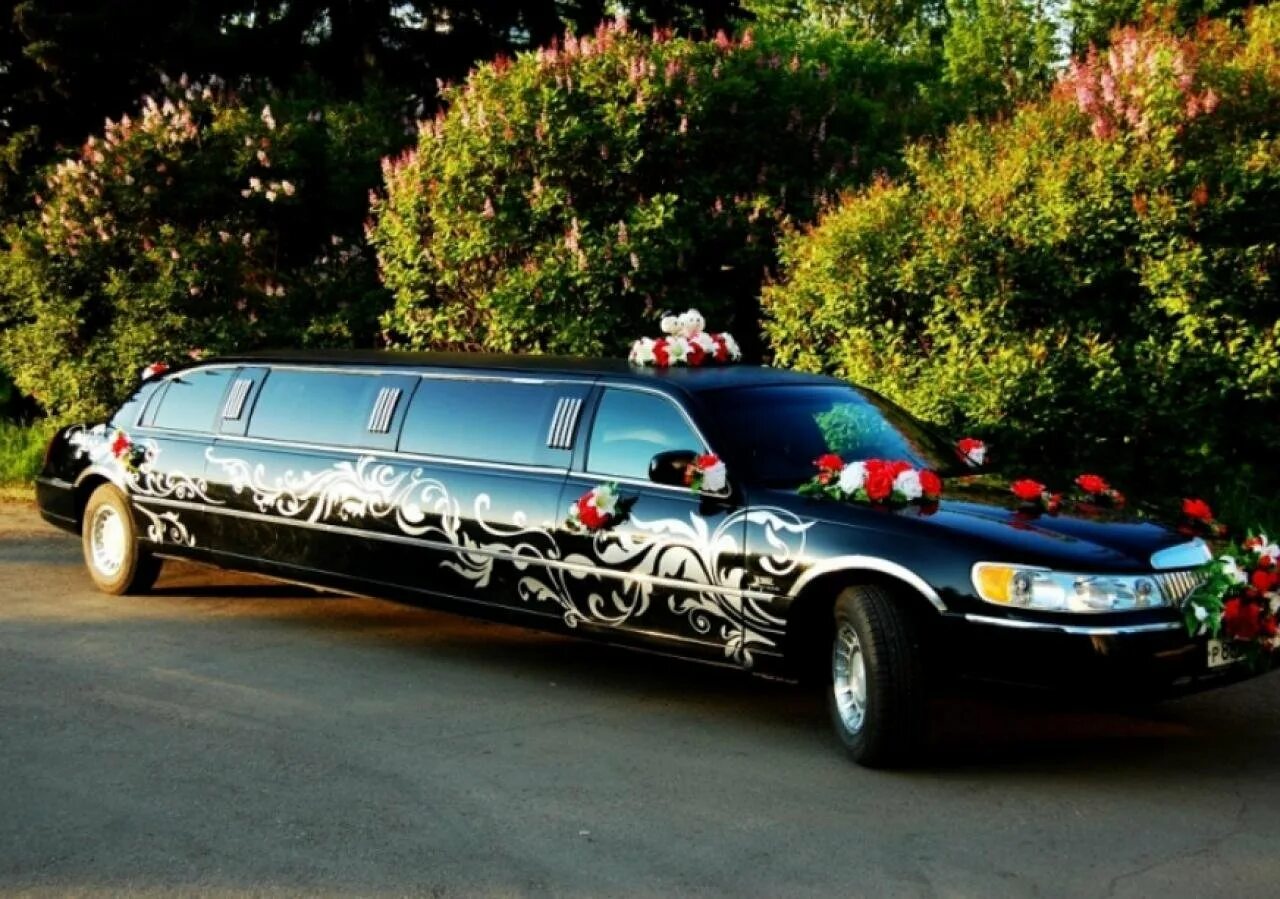 Lincoln town car свадьба. Hummer limousine свадьба. Машина лимузин. Свадебный лимузин. Chrysler 300c лимузин.