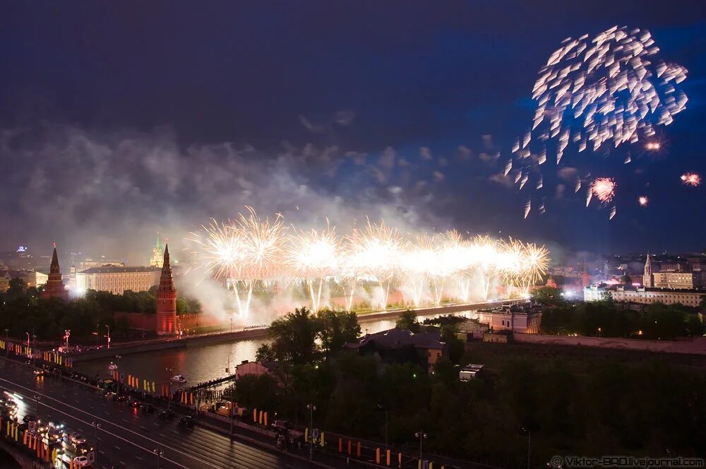 Праздничный салют. Салют над Кремлем. Победа Москва. Салют фейерверк над Кремлем. Праздничный салют начался