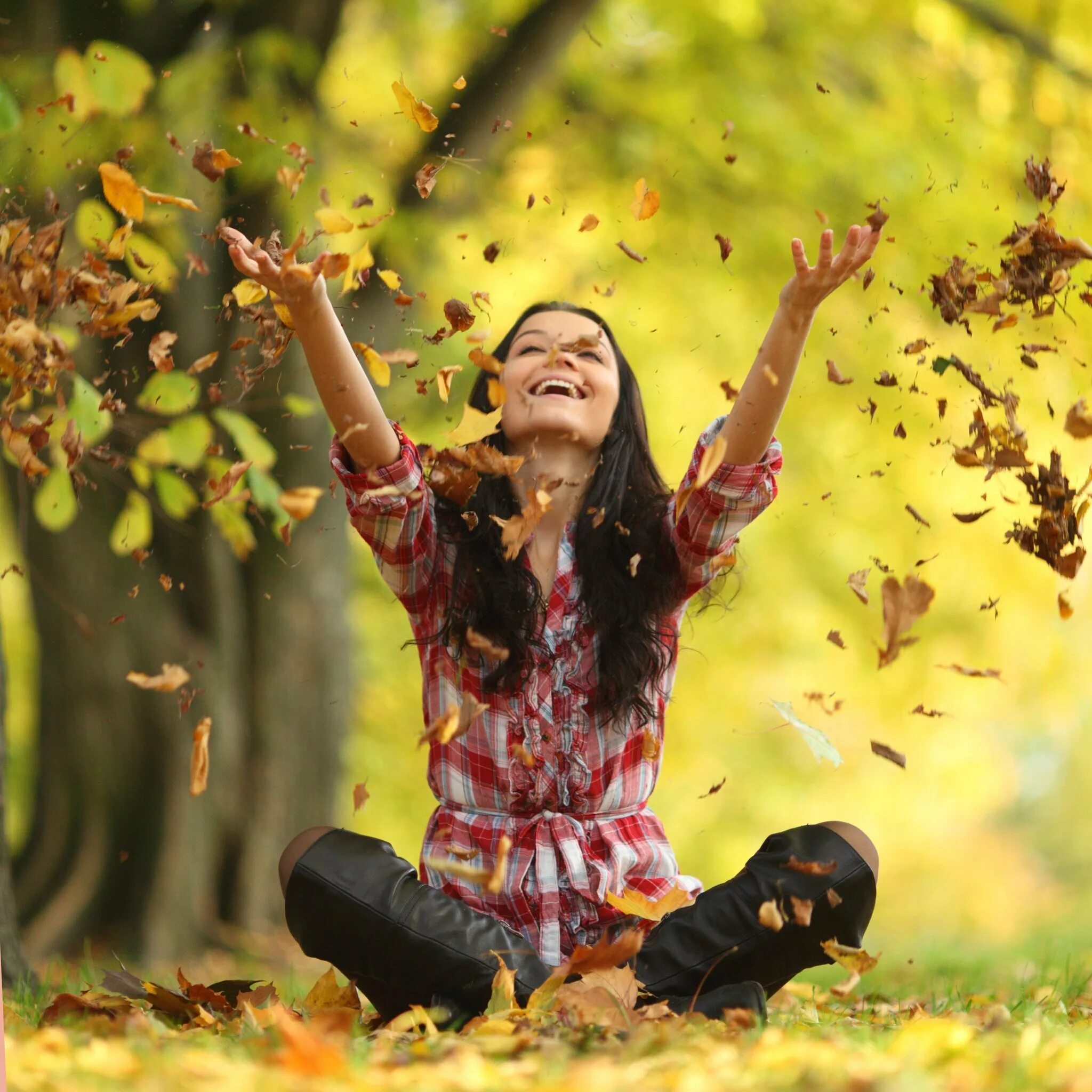 Осень радость. Счастливый человек. Девушка радуется. Осень счастье.
