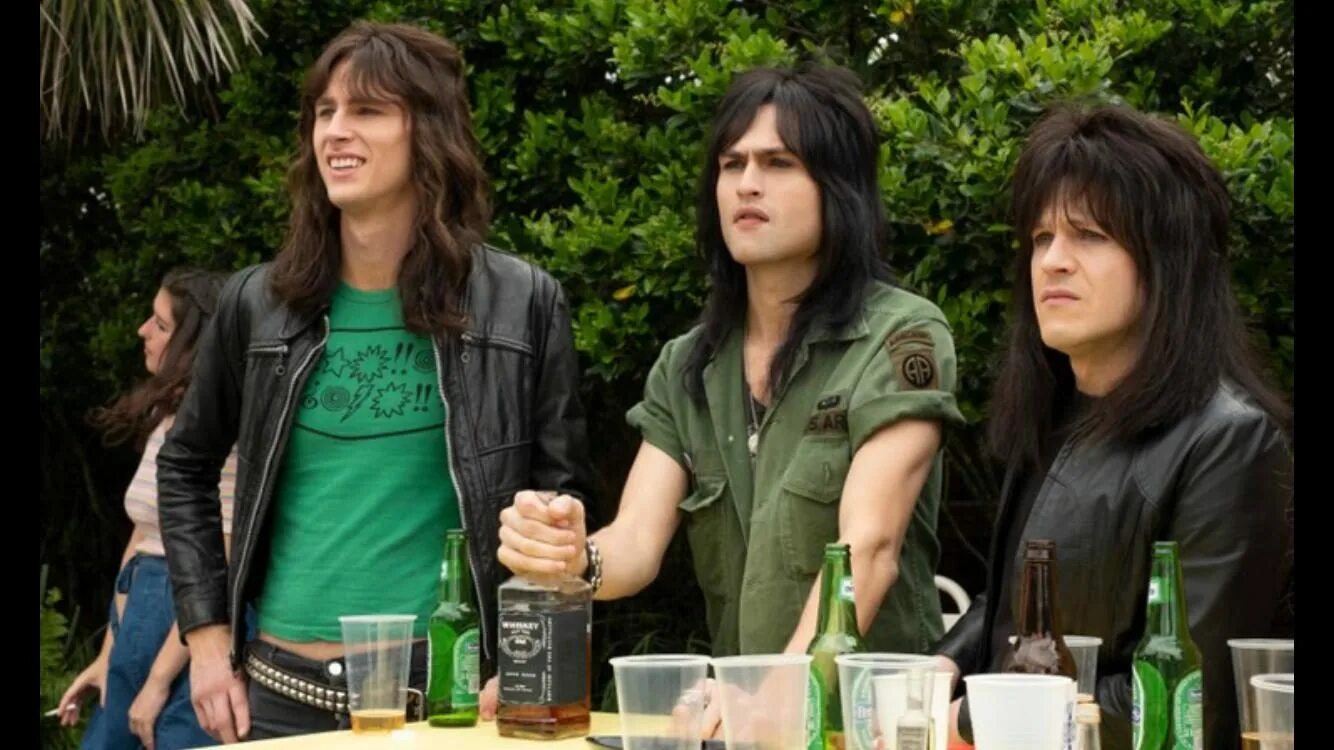 Мотли крю. Motley crue обложки. Mötley crüe томми ли. Грязь про мотли крю. Грязь 2019 дуглас бут.