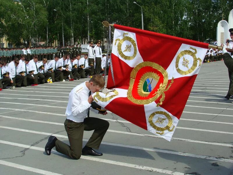 Перед знаменем
