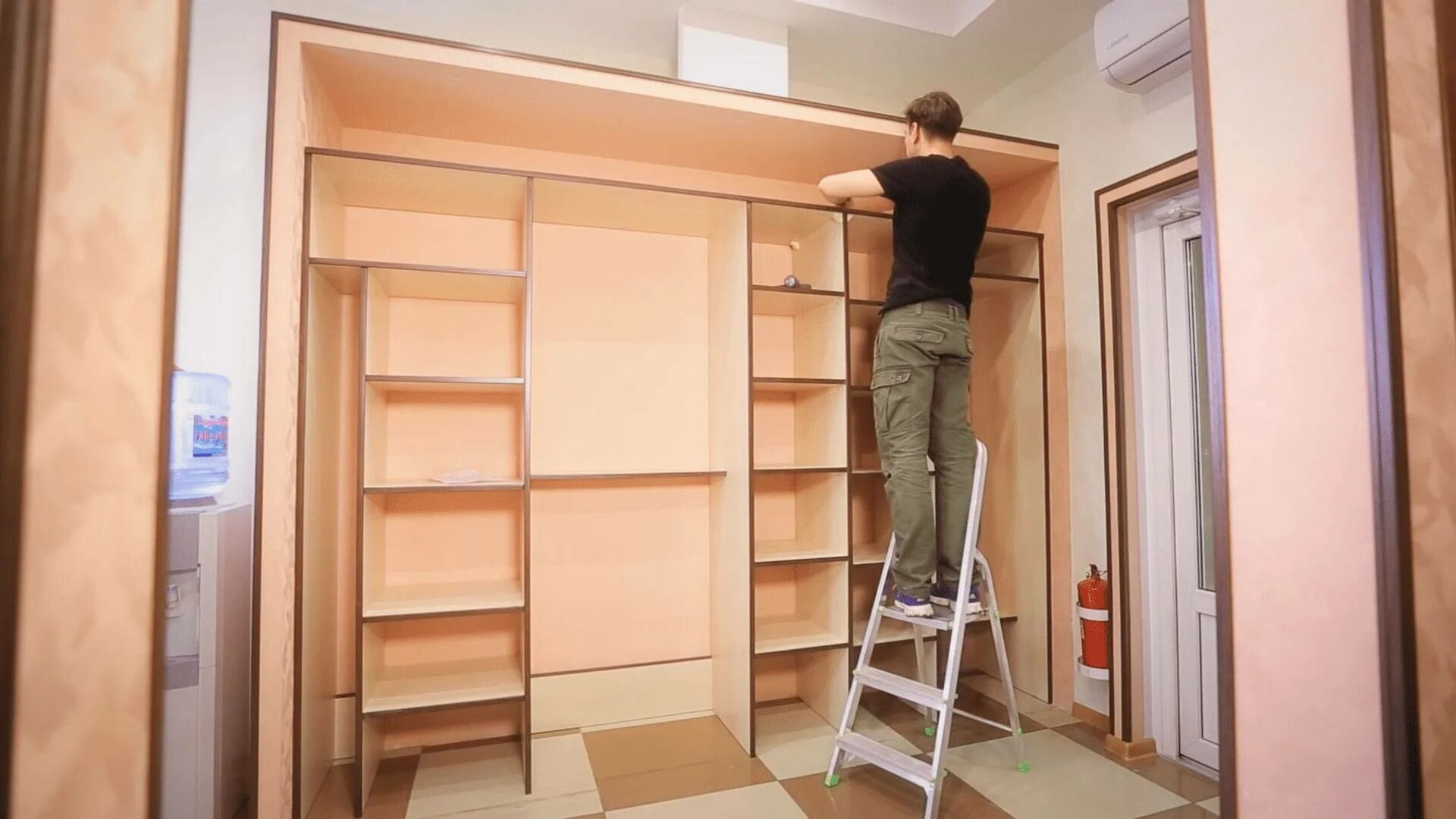 Как самому сделать встроенный. Как самому сделать встроенный. Встроенный шкаф в нишу в прихожей. Каркасный встроенный шкаф. Самодельный шкаф купе.