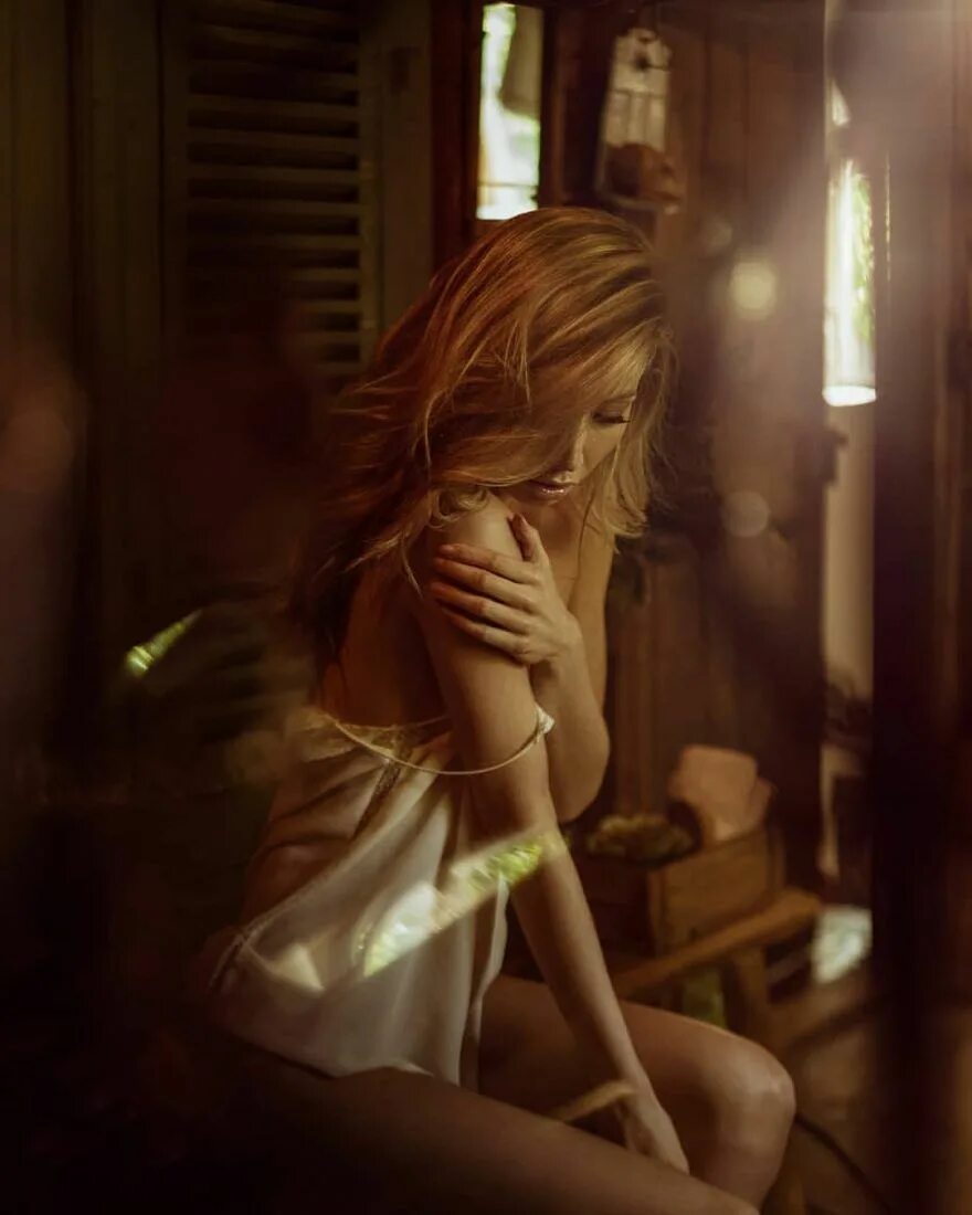 Чувственная девушка. Страстные девушки. Очень чувственная девушка. Очень чувственная девушка. Томный взгляд девушки.