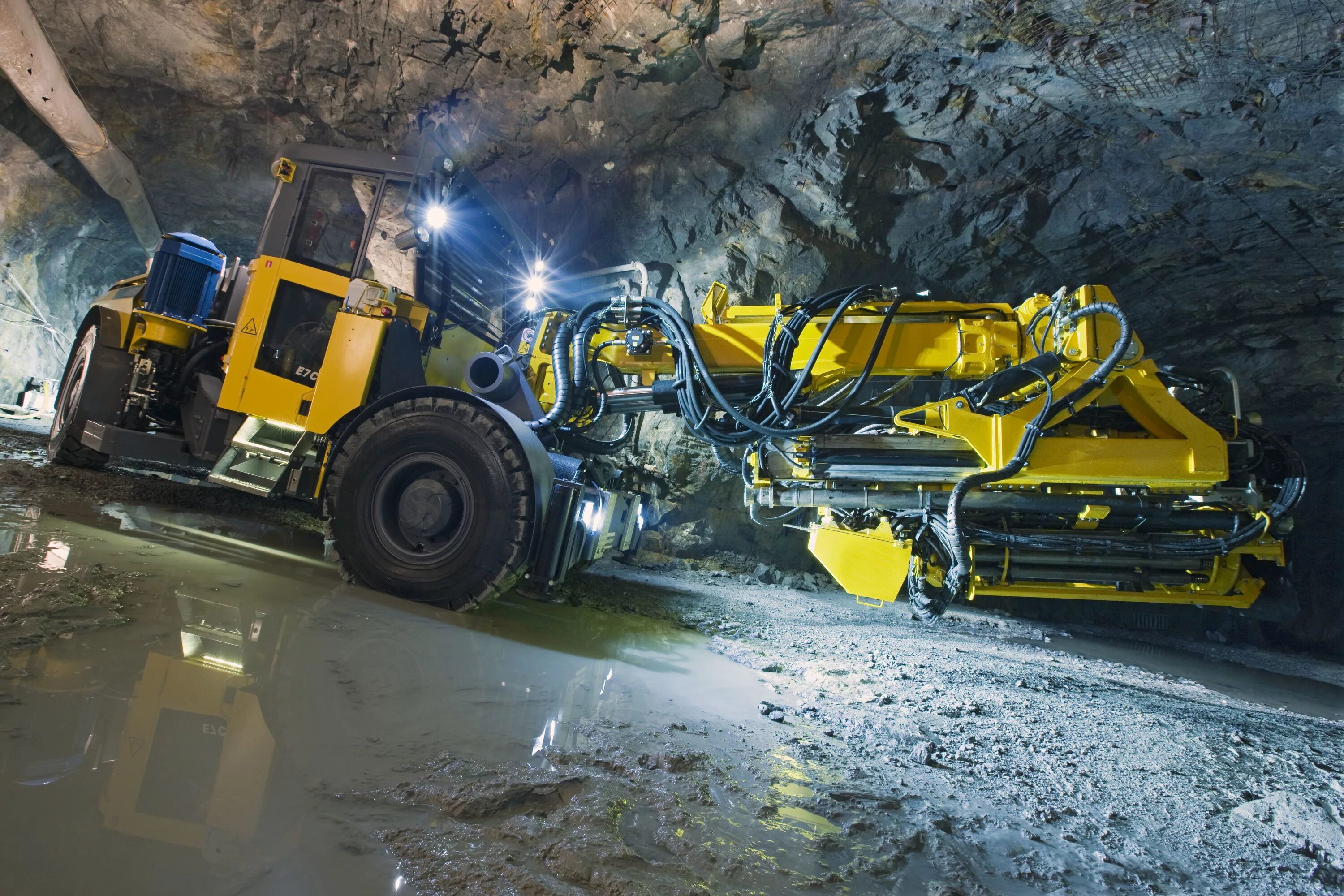 Шахтная техника. Самосвал паус шахтный. St7 пдм. Sandvik горно-шахтная техника. Буровая машина атлас копко подземная.