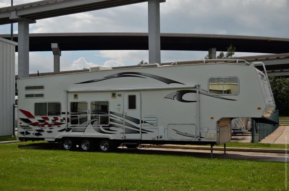 Автодом volkner mobil performance. Bedouin caravan дом на колесах внутри. Двухэтажный кемпер автодом. Американский прицеп дом на колесах. Bedouin caravan дом на колесах.
