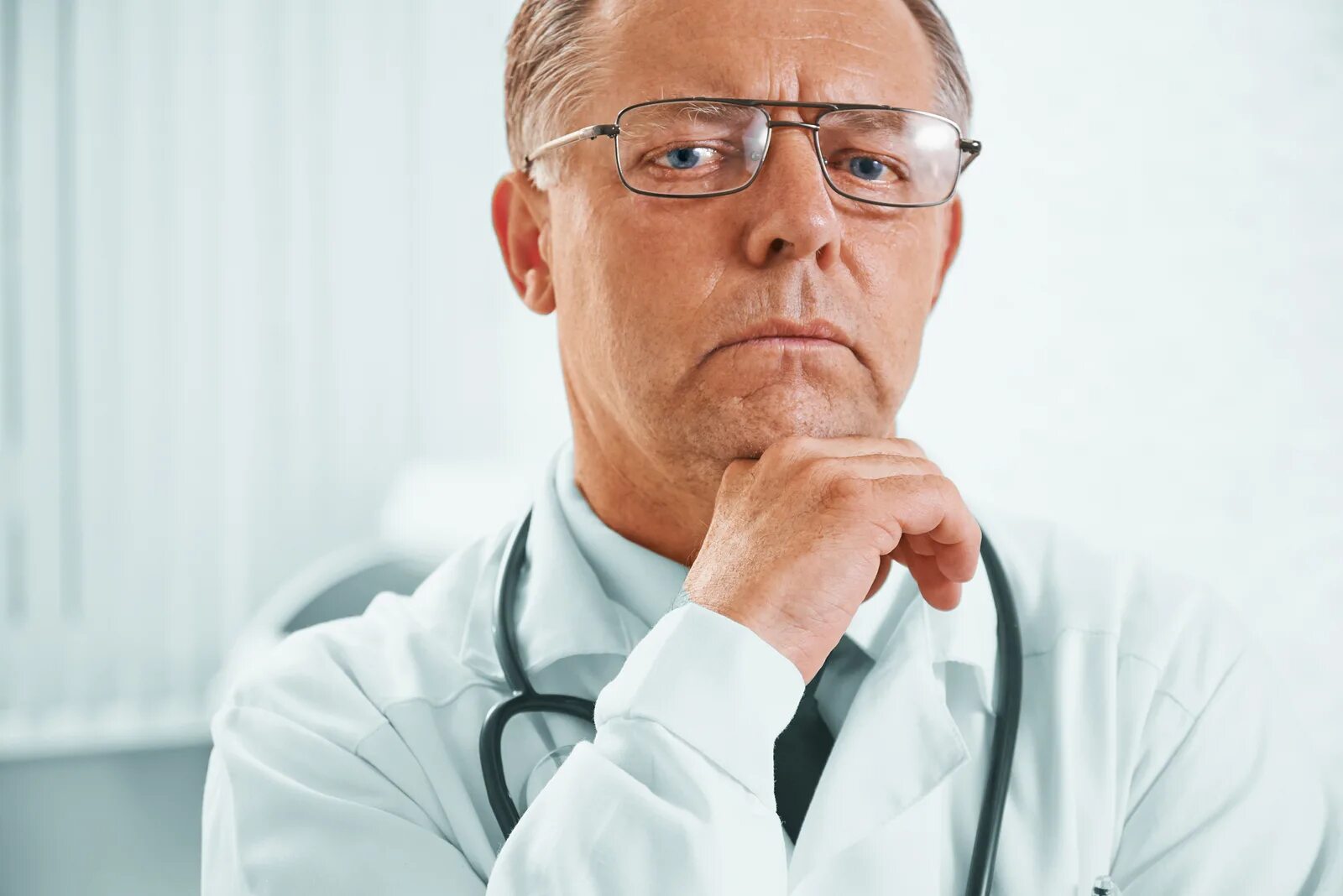 Врач в шоке. Молодые врачи. Врач грубая. Беседа с пациентом. Врач и пациент.