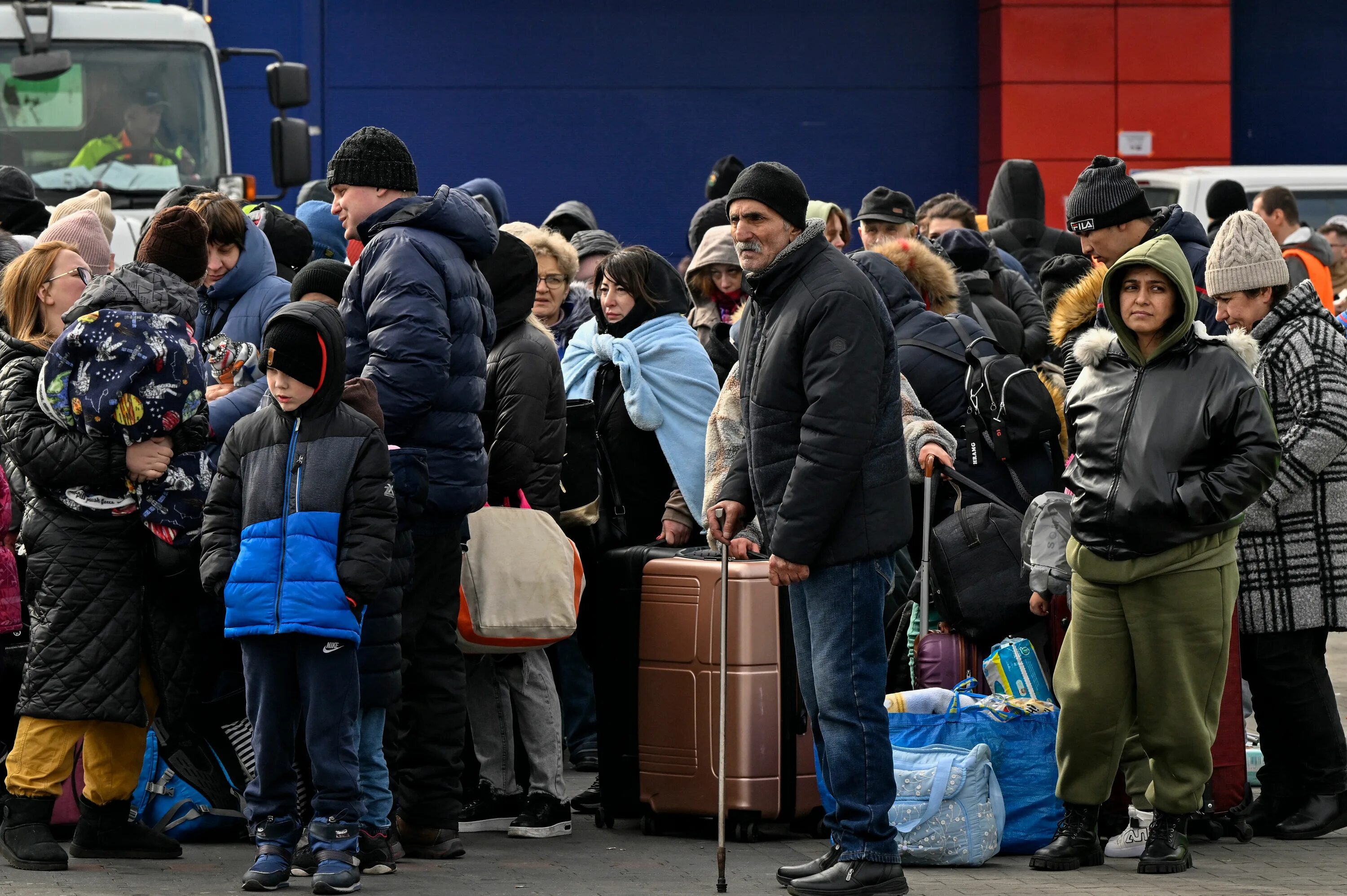 Беженцы из украины. Эвакуация детей из донбасса. Беженцы из донбасса в москве 2022. Москва приняла беженцев. Беженцы с украины 2022.
