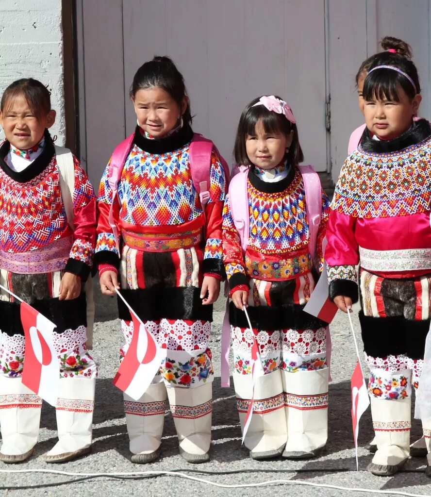 Инуиты Гренландии. Эскимосы гренландцы. Эскимосы Гренландии фото. Традиционная одежда эскимосов. Традиционные промыслы эскимосов