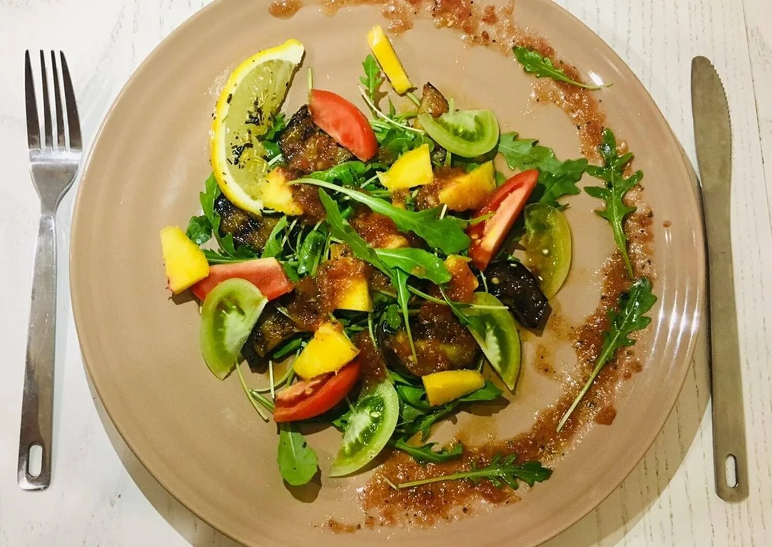 Салат с рукколой баклажанами и помидорами. Салат с баклажанами и рукколой. салат с баклажанами и руколой. салат с руколой и баклажон. салат баклажан и руккола.