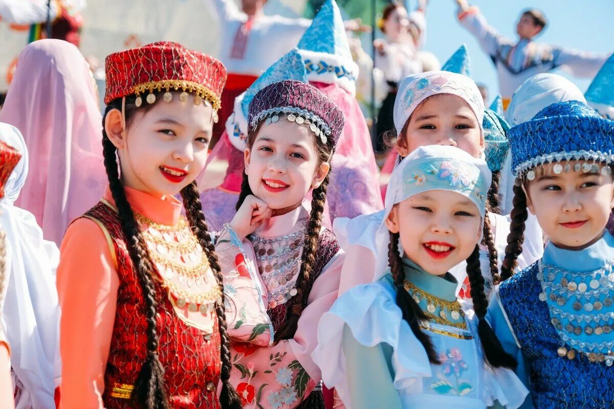 Картинка дети казахстана. Нация казахи. Дети в национальных костюмах. Разные культуры. Казахские национальные костюмы для детей.