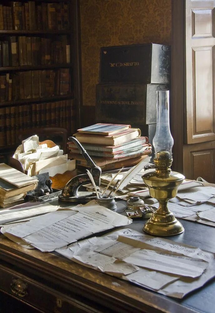 Письменный стол писателя. Старинные книги. Старинный стол писателя. Бумаги на столе. Поэты пишут книги