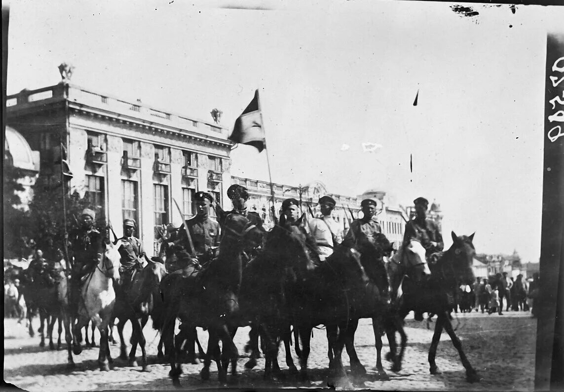 Движение на москву гражданской войны. Белые в Харькове 1919. Добровольческая армия в Харькове 1919 год.