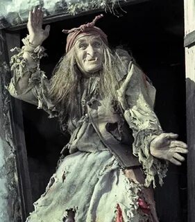 Әйел бұталардың арасына зейін қойып отыр. Жасырын камера.