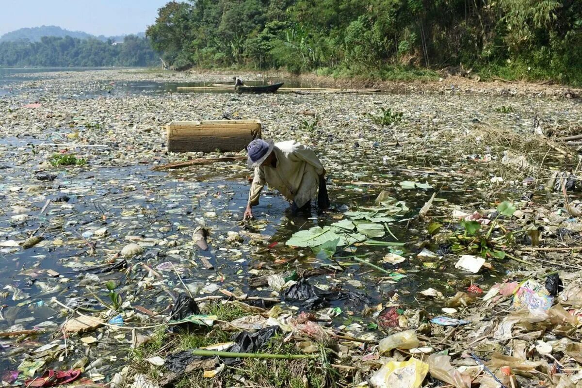 Река Цитарум Индонезия. Река Читарум в Индонезии. Долина реки Читарум, Индонезия. Река Цитарум самая грязная река в мире.