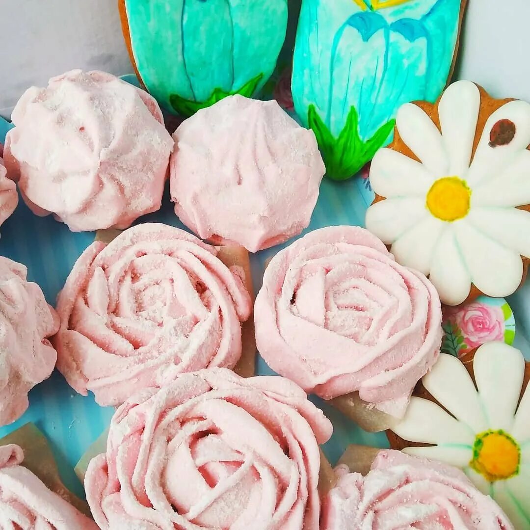 Цветы из зефира мастер класс. Как сделать розу из зефира. Зефирные цветы. Зефирные букеты малиновка. Зефирные тюльпаны.