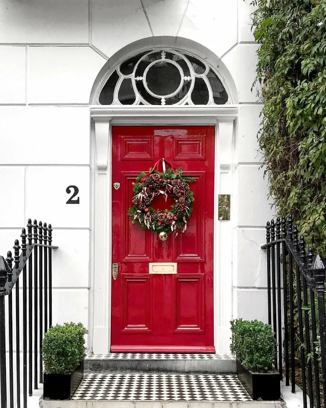 Как открыть красную дверь. Красная дверь. Красная входная дверь. Красивая красная дверь. Красная дверь в Шотландии.