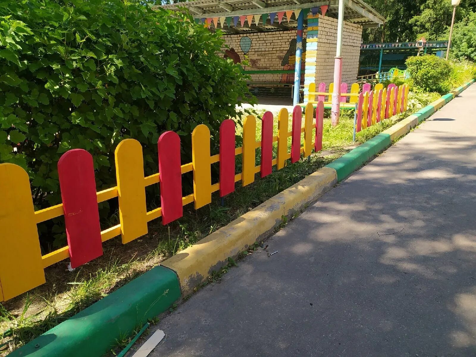Детскую площадку планируется огородить заборчиком найдите