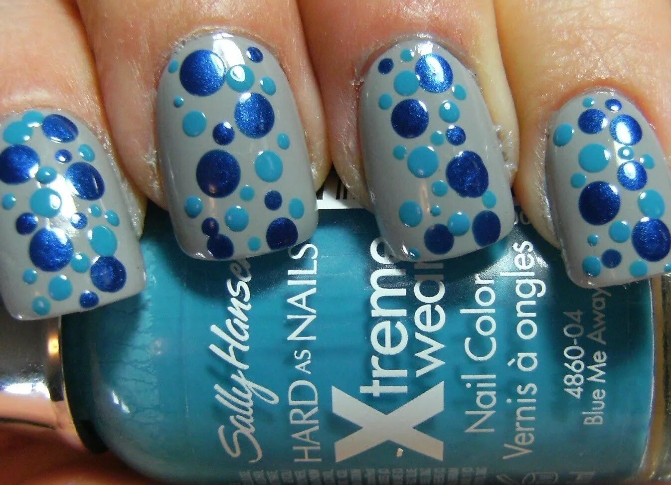 Маникюр с капельками лака. Как сделать капли на ногтях. Голубой маникюр с наклейками. Маникюр с каплями дождя. Капли на ногтях пошагово.