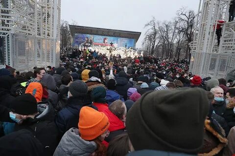 3300 человек