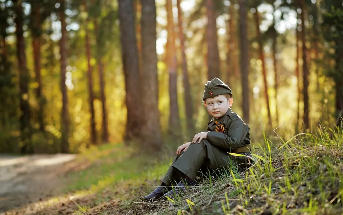 Мальчишка солдат песня слушать. Мальчик солдат. Фотосессия Военная тематика. Солдаты на привале. Солдат на природе.
