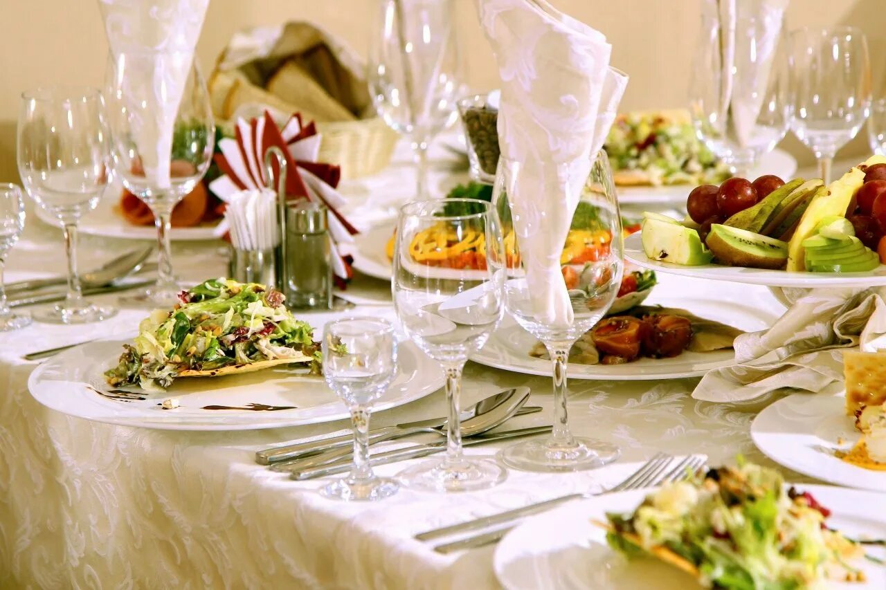 Греческий праздничный стол. Сервировка банкетного стола. Красивый праздничный стол. Свадебный стол с едой. Сервированный праздничный стол.