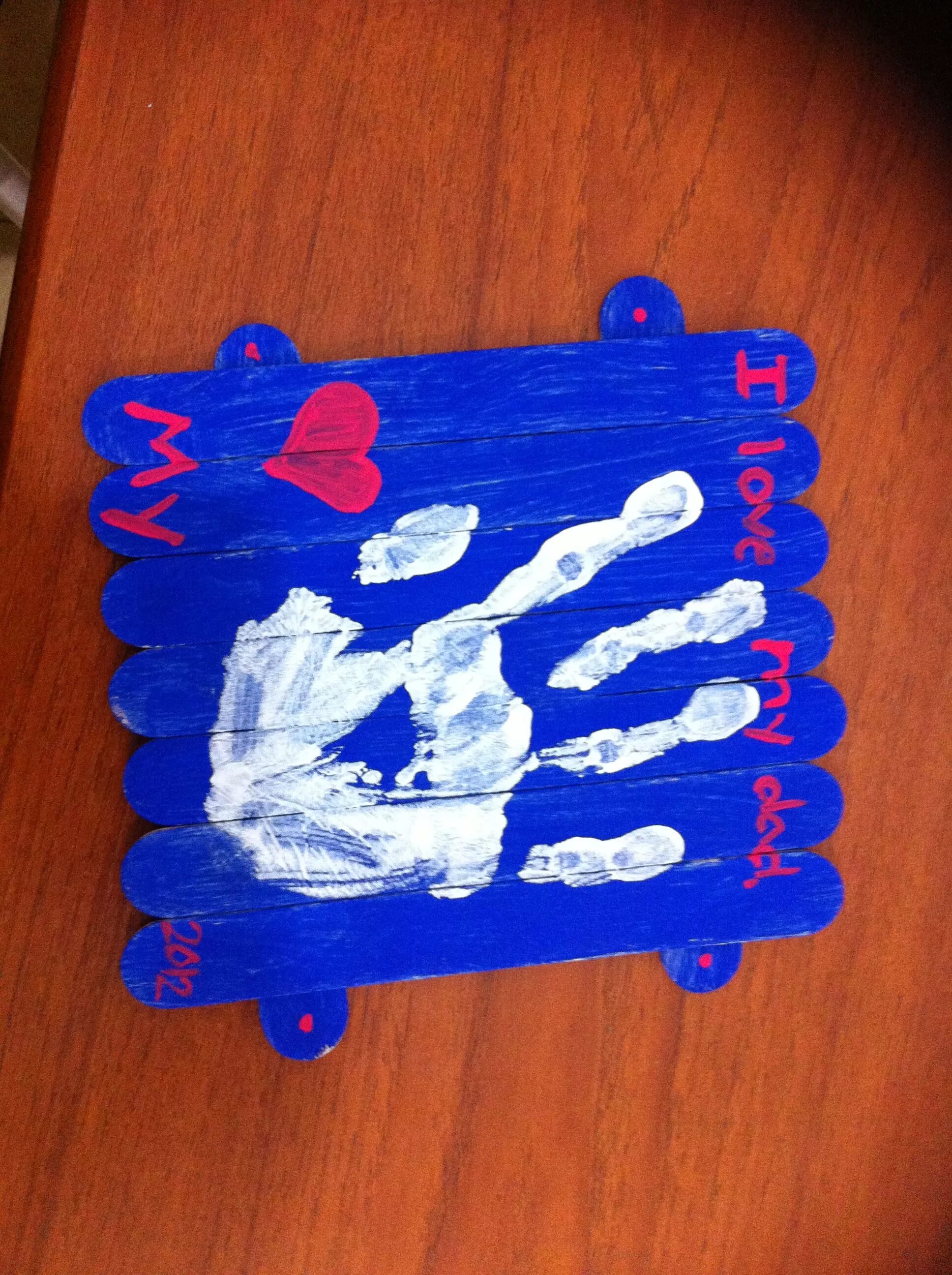 Подарок " папе". Два чуда для папы мороза читать онлайн все части. Подарки для пап в подготовительной группе. Поделка для папы на 23 февраля в детском саду. Двойняшки поделки для папы мороза читать.