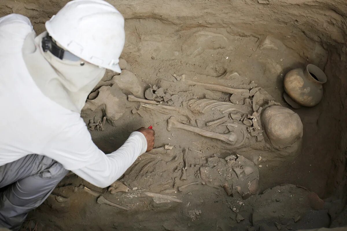 Древняя могила раскопанная археологами.