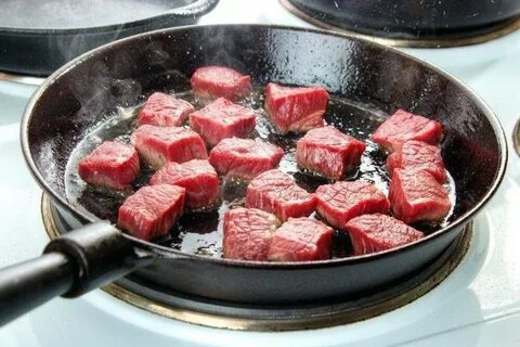 Поджарить мясо на сковороде