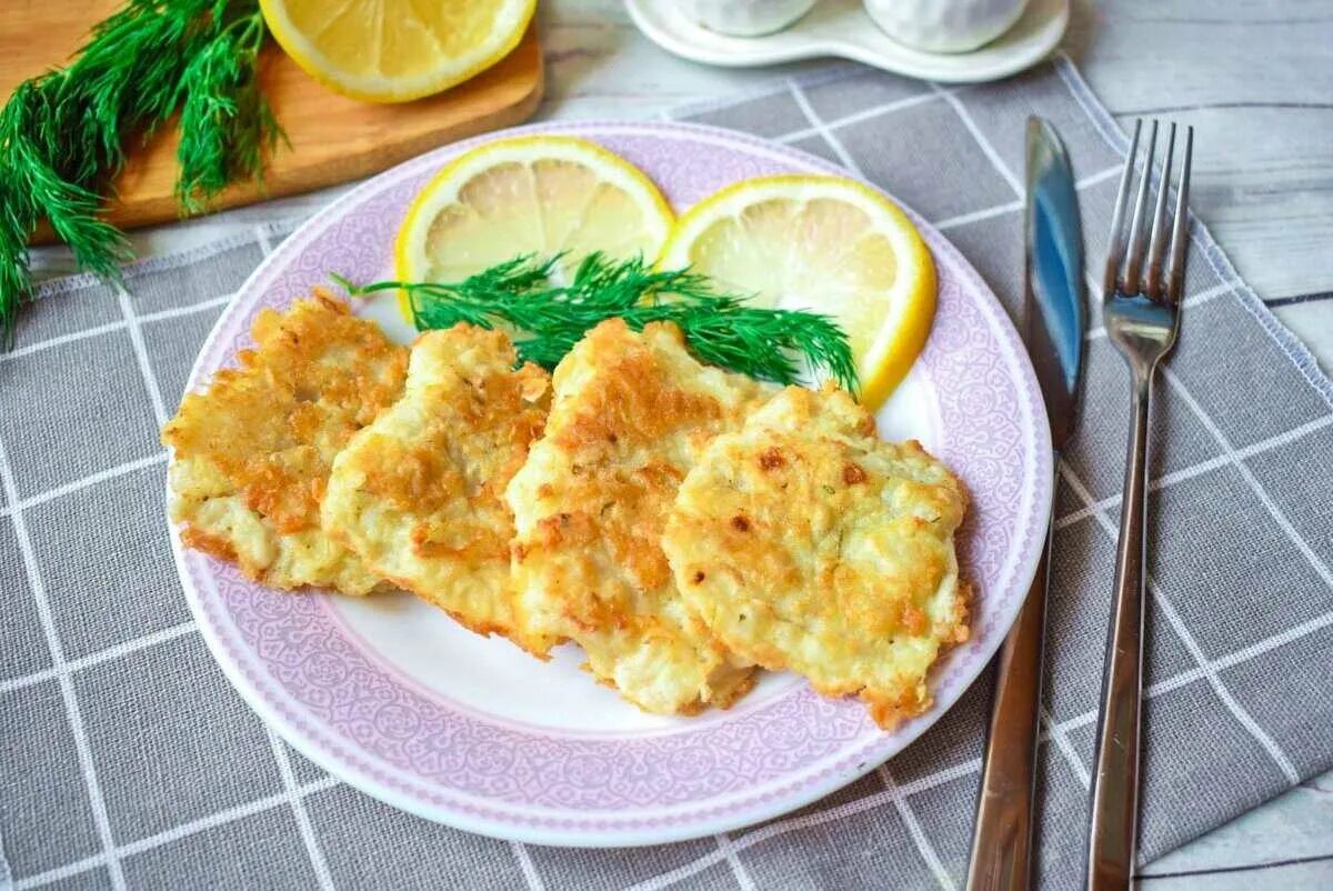 Как пожарить минтай вкусно и сочно. Рыба минтай жареная. филе минтая жареное. филе минтая в яйце. жареная рыба в кляре.