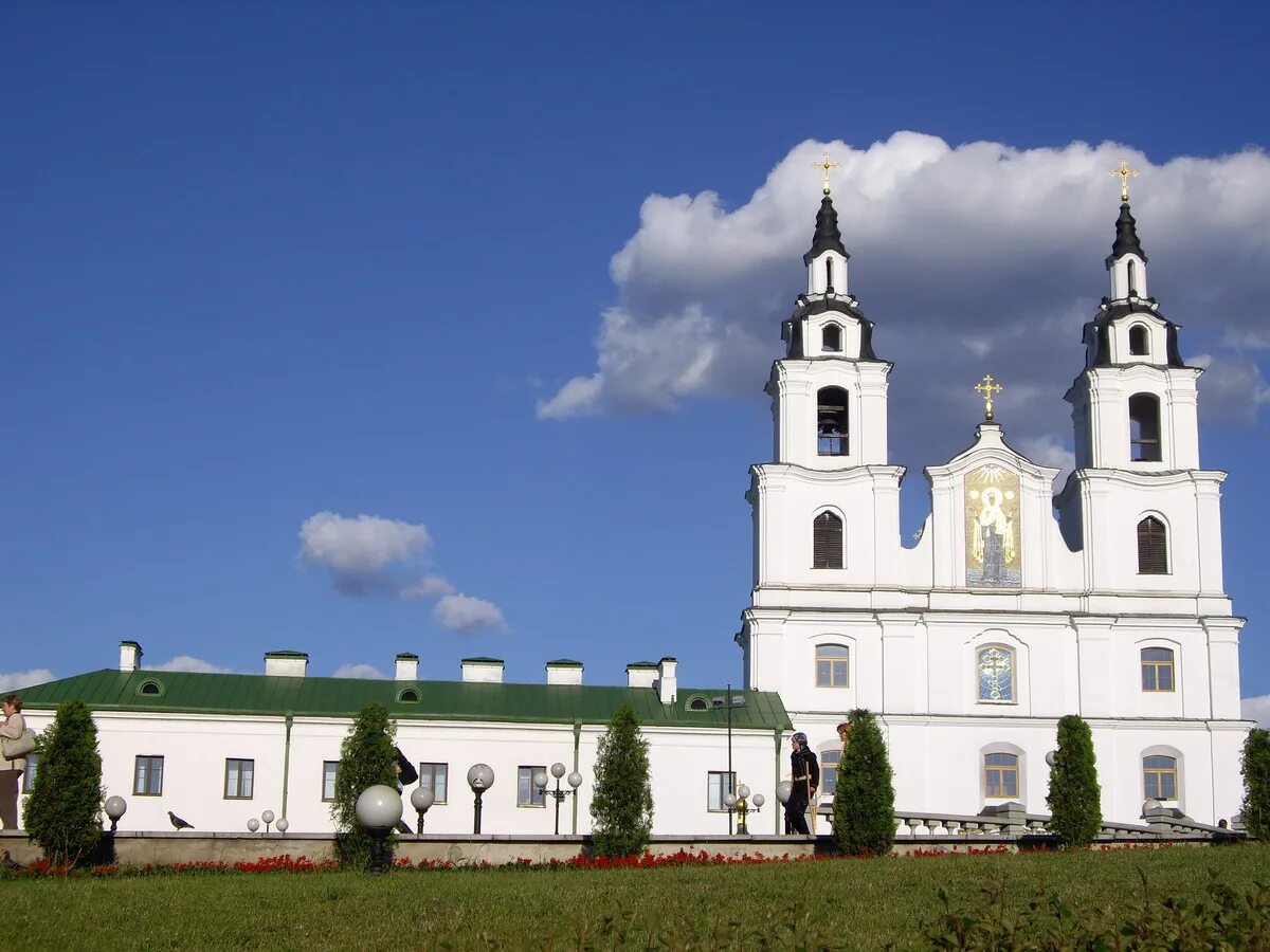 Приходы минска. Всехсвятская Церковь (Минск). Храмы Минска фото. Белая Церковь Минск. Белый храм в Минске.