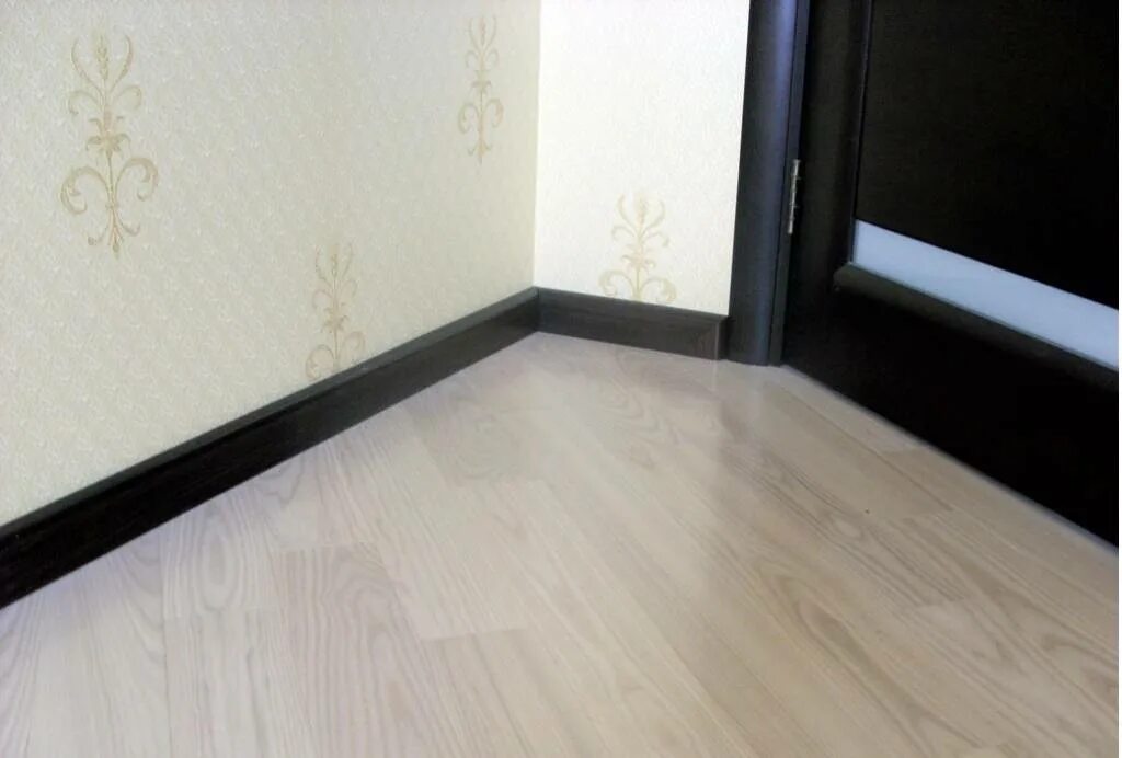 Как подобрать плинтус для пола правила. 80мм. Eligna um1304. Плинтус для паркета qspskr01849. Квик степ дуб почтенный.