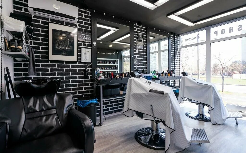 Barber 3. Салон красоты Борисовские пруды. Интерьер мужской парикмахерской. Мужской салон барбершоп. Интерьер барбершопа.