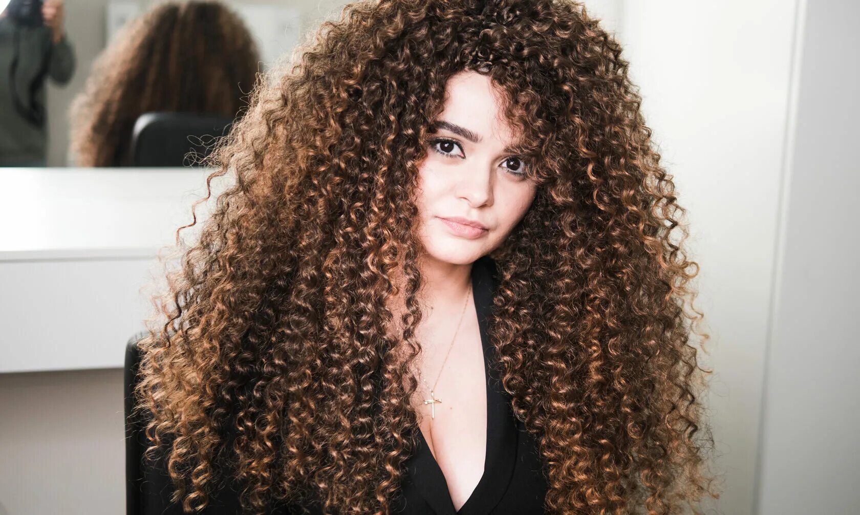 Укладка афролоконы. Афролоконы. Афро кудри джессика. Как уложить афро кудри. Афро кудри собранные.