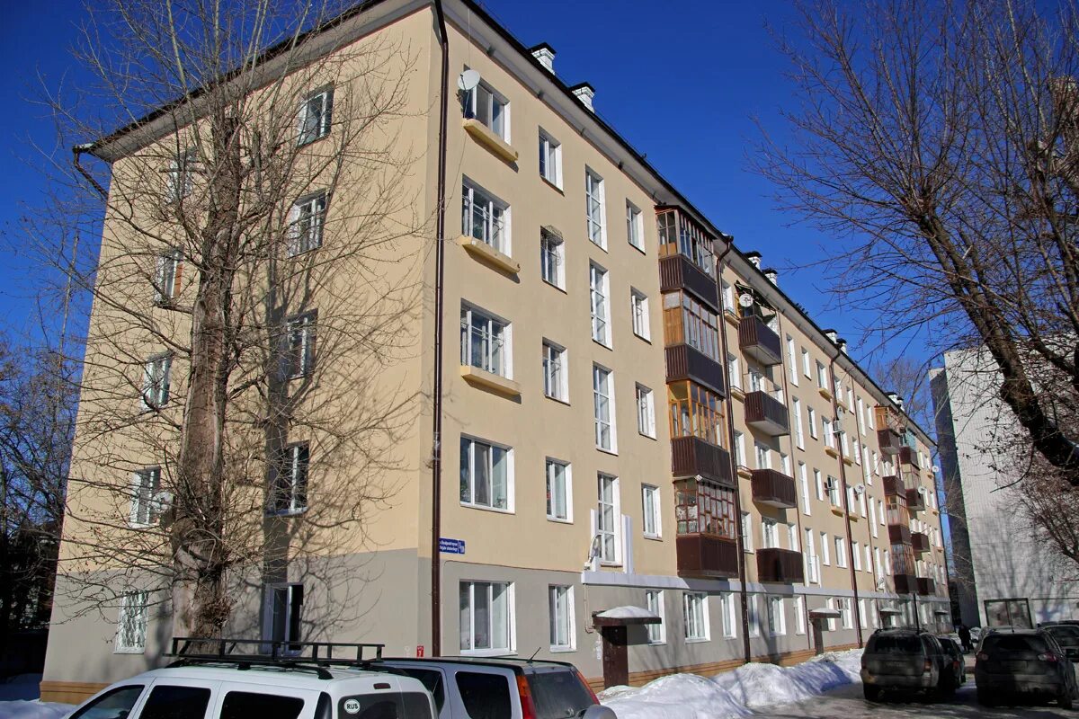 Хрущевка фото. Четырехэтажная хрущевка Казань. Казань Октябрьский городок 1/110. Панельный дом хрущевка. Пятиэтажный дом.