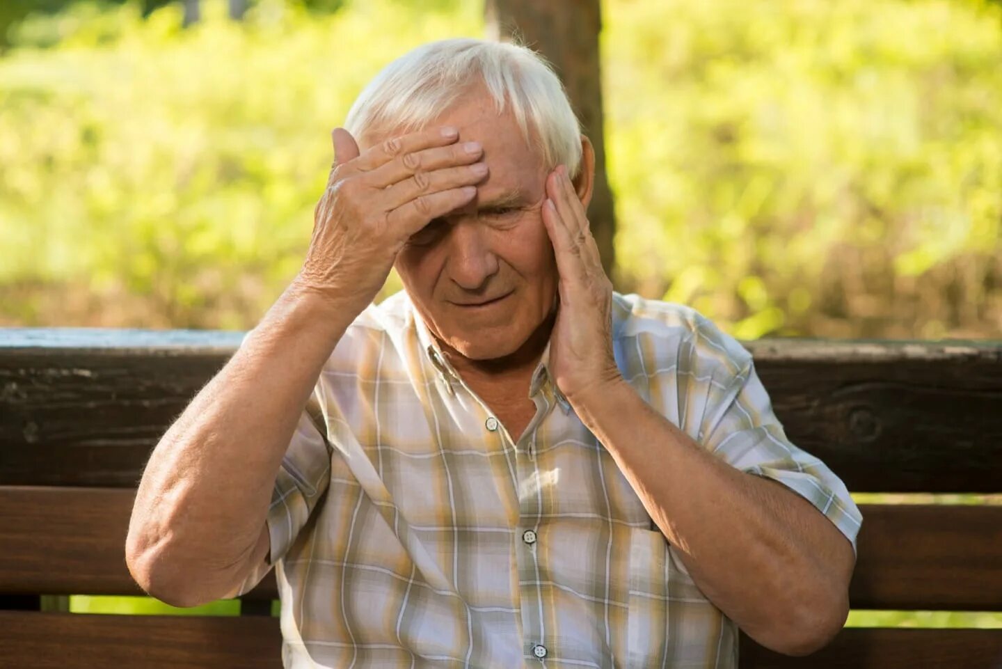 Дрожание рук причины. У пожилого трясется голова. Шум для пожилых. У пожилого трясется голова. Тремор головы.