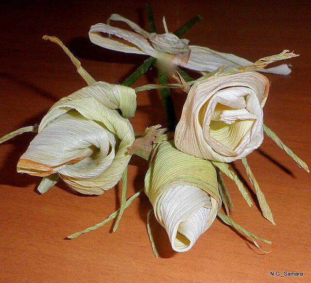 Из листьев кукурузы. Из листьев кукурузы. Талаш листья кукурузы. Цветы из кукурузных листьев. Лилимелия.