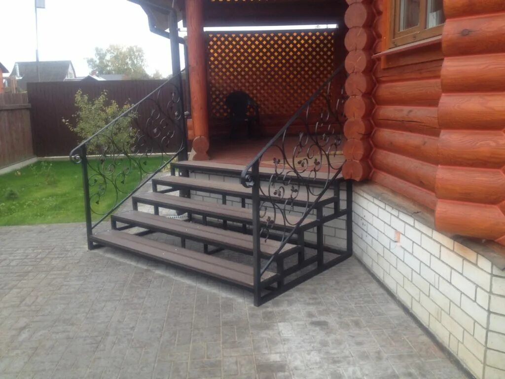 Лестница дпк ступени террасная. Крыльцо на металлическом каркасе. Готовое уличное крыльцо. Металлическая лестница для крыльца. Лестница на крыльцо.