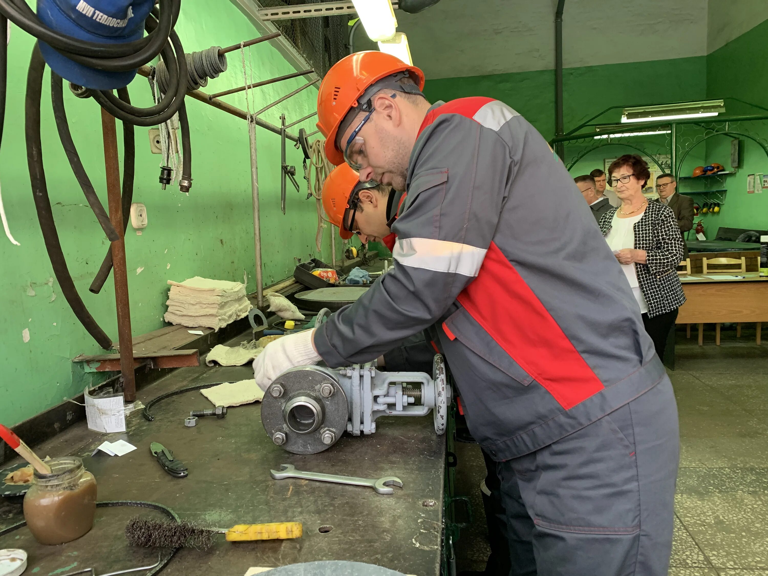 слесарь ремонтник. слесарь аварийно-восстановительных работ. слесарь-ремонтник технологического оборудования. слесарь-ремонтник нефтепромыслового оборудования. слесарь-ремонтник - л.