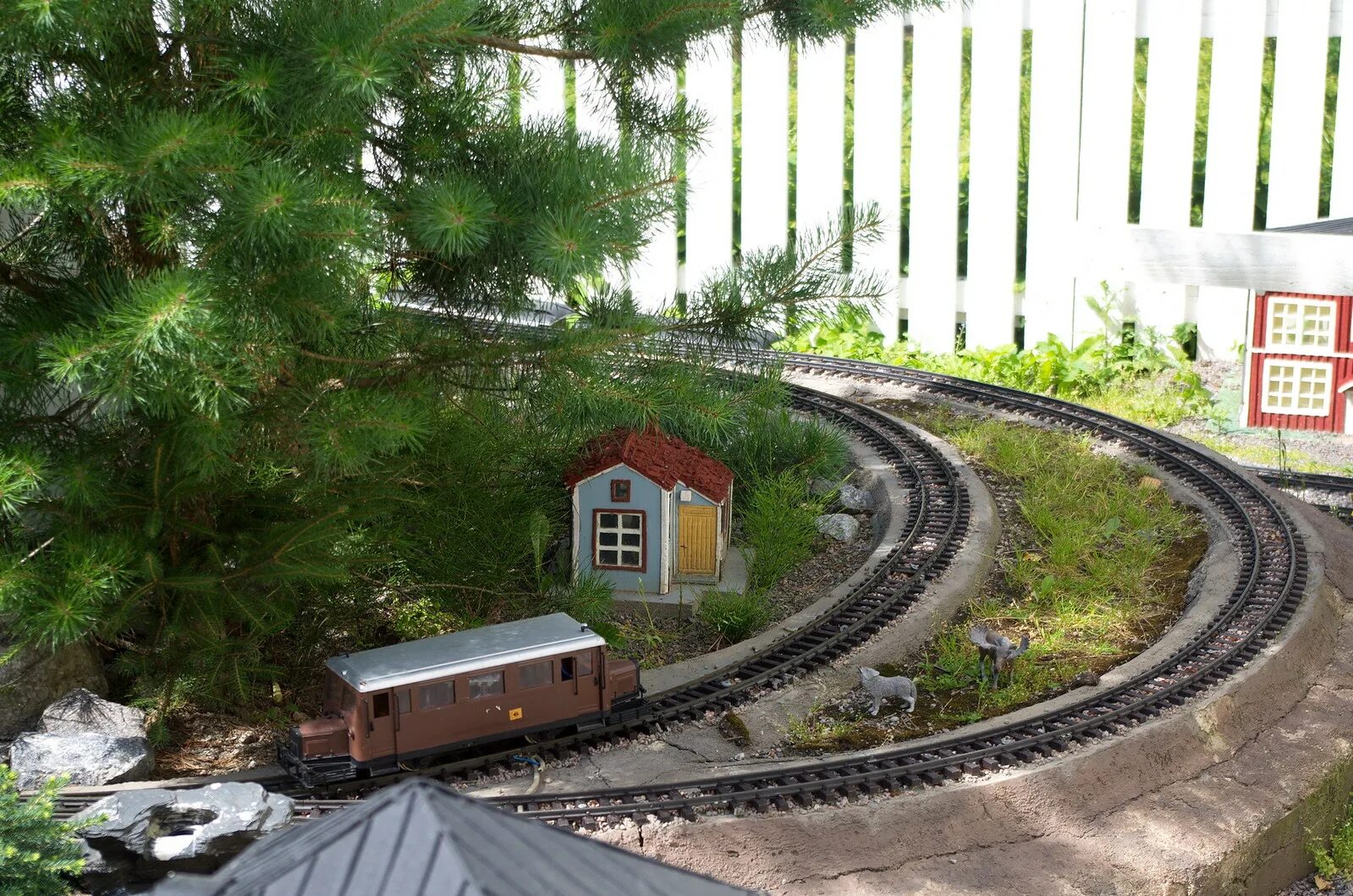Садовая железная дорога. Дачная садовая жд. Крупномасштабная садовая железная дор. Крупномасштабная садовая железная дорога. Железная дорога в огороде.