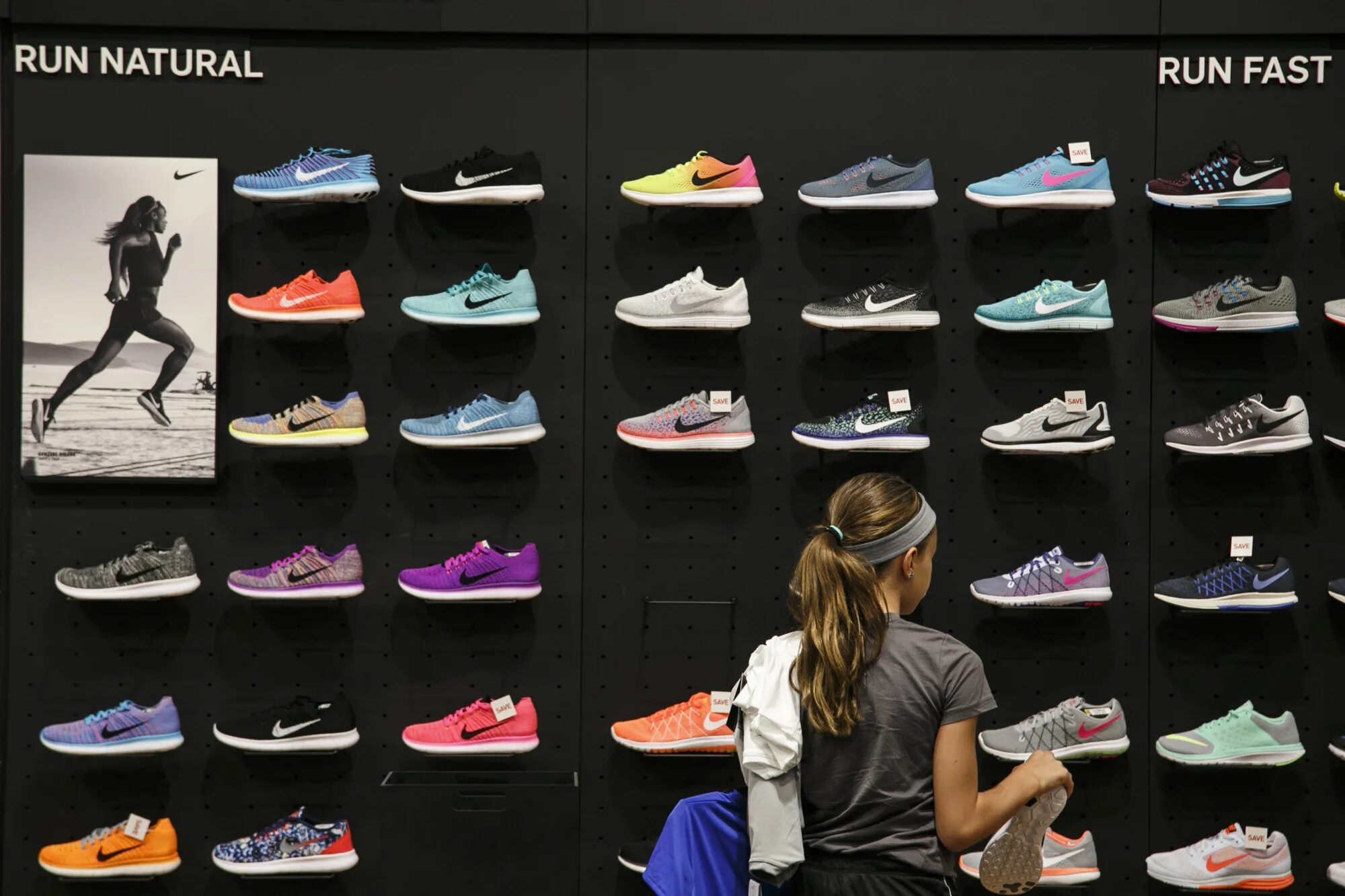 Выбрала найк. Найк. фирма nike. продукция фирмы найк. спортивный магазин найк.