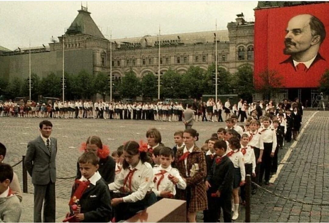 Пионеры советских времен. Пионеры мавзолей СССР. СССР пионеры 60х. Очередь в мавзолей в СССР В 1975 году. Пионеры в Москве 1960.