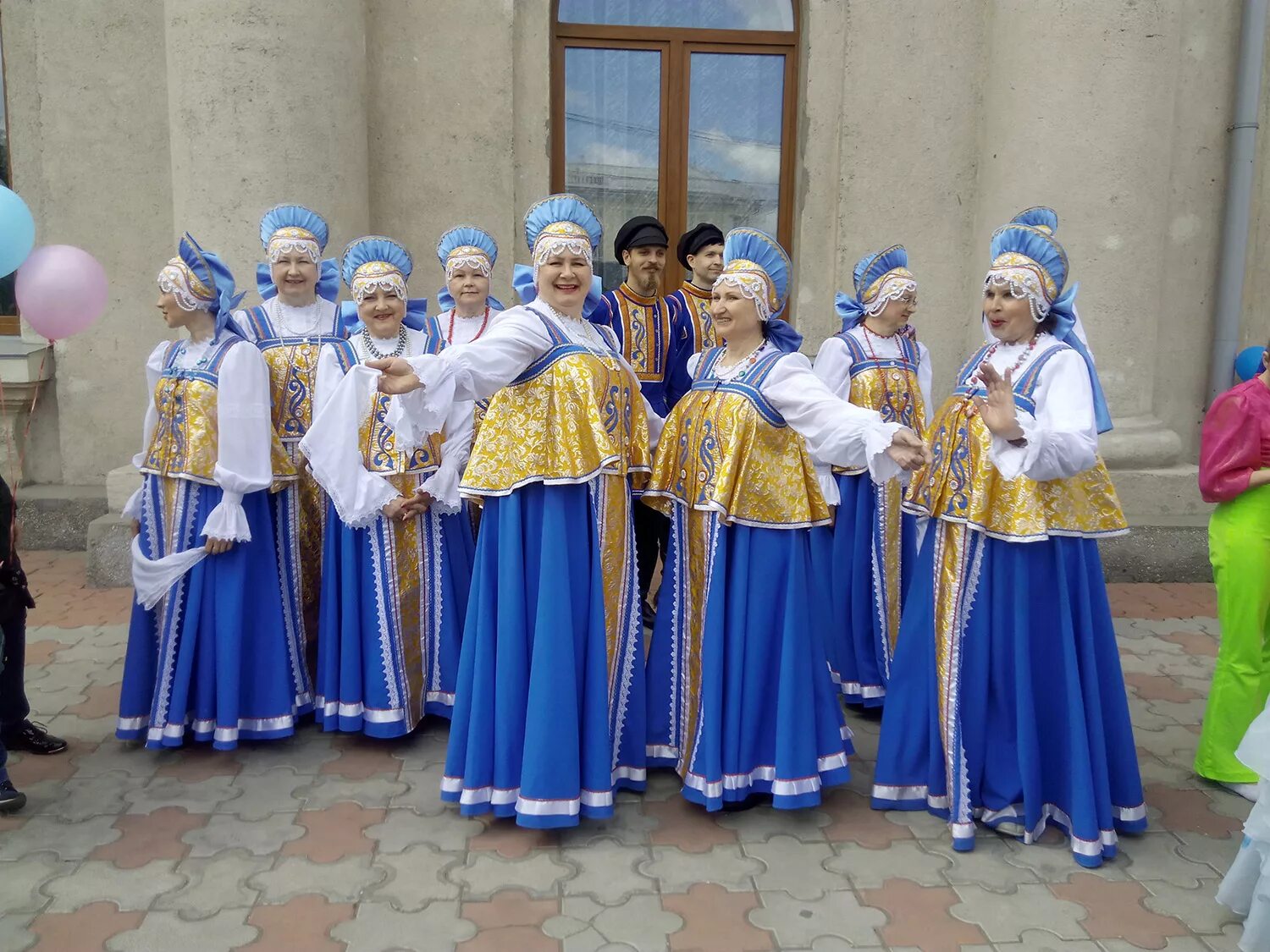 северный хор кремль 2022. народный костюм для хора. северный русский народный хор. народный костюм для хора. некоуз ансамбль лира.