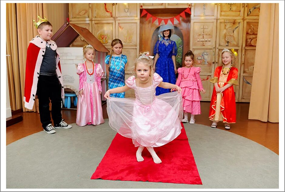 бал принцесс программа. дом алисы на пятницкой. группа алиса картонный дом. домик алисы. дом с поющими куклами.