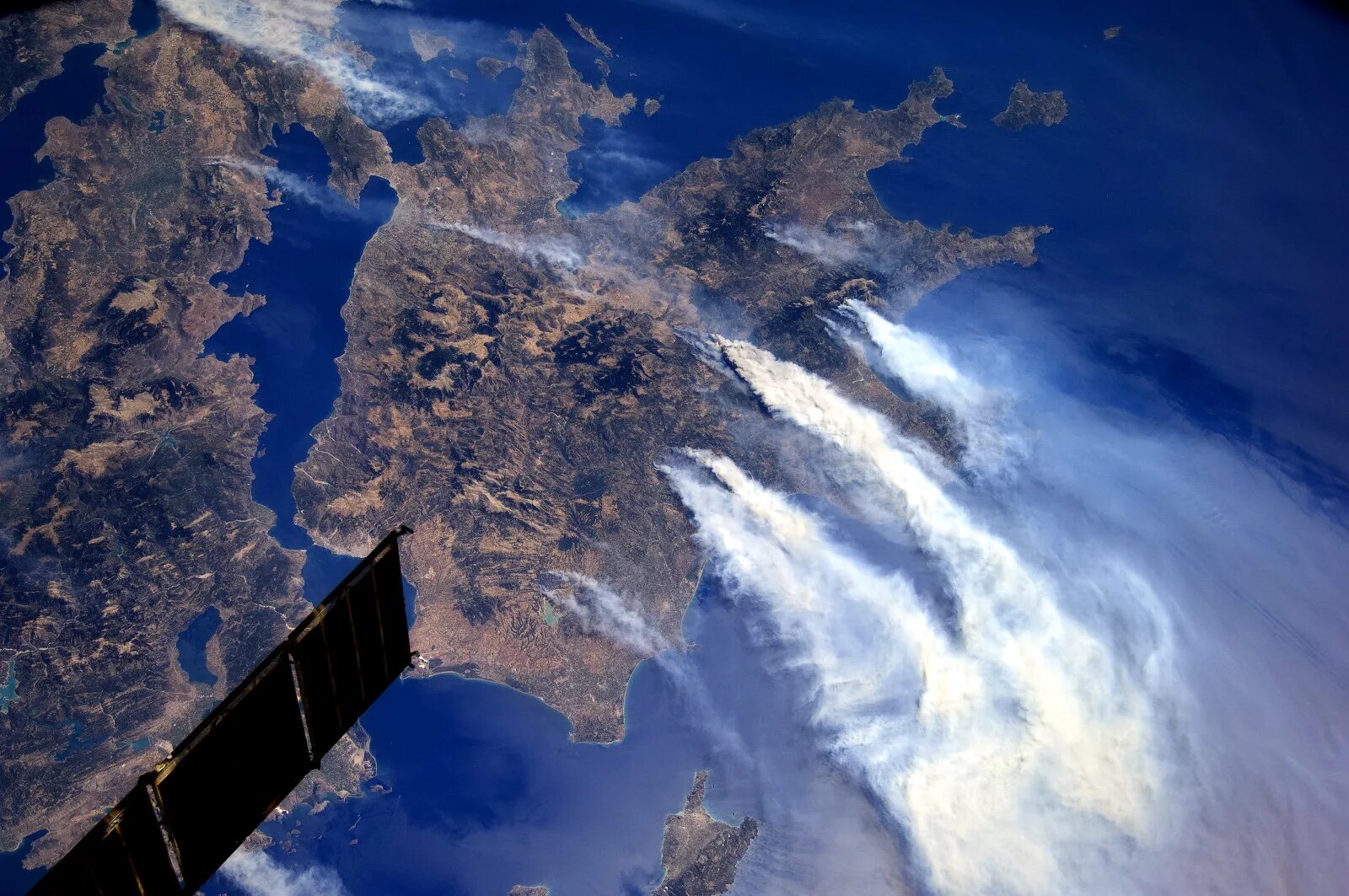 Снимки из космоса в реальном времени высокого. Вид земли из космоса. Космический снимок. Снимок земли из космоса.