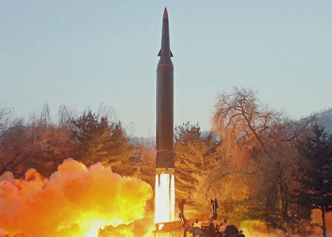 Hwasong 15 ракета. Кндр гиперзвуковая ракета. Ракета ким чен ына. Гиперзвуковая ракета северной кореи. Кндр гиперзвуковая ракета.
