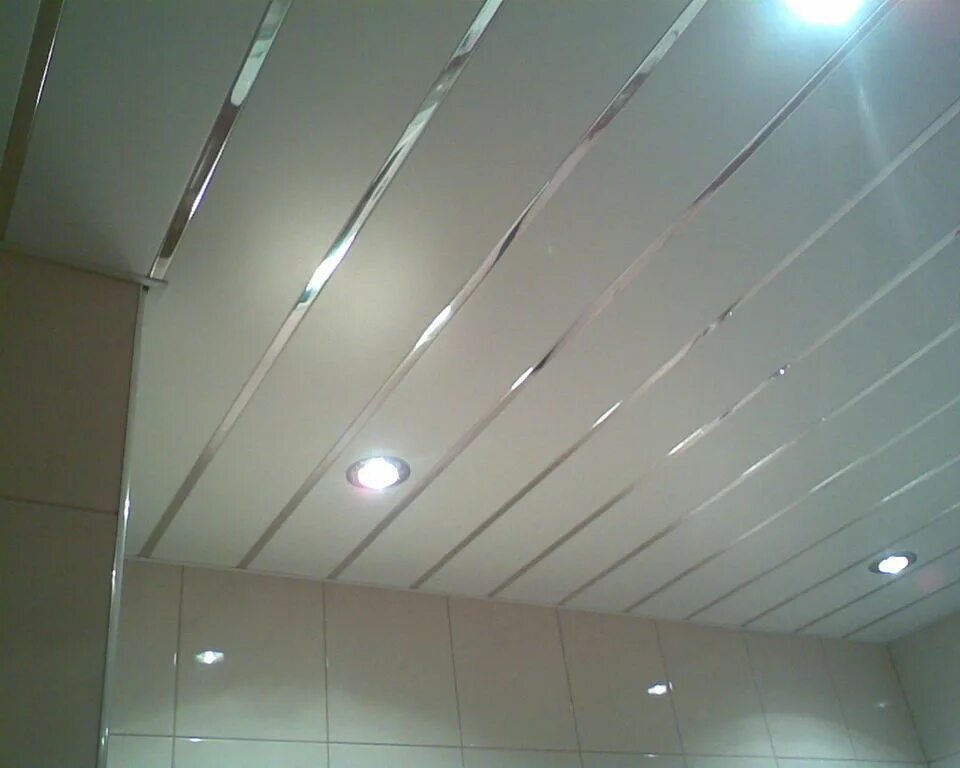 Реечный потолок цесал. Реечный потолок суперхром. Отделка потолка в ванной. Потолок в ванную комнату. - подвесной потолок "албес" алюминиевый реечный.